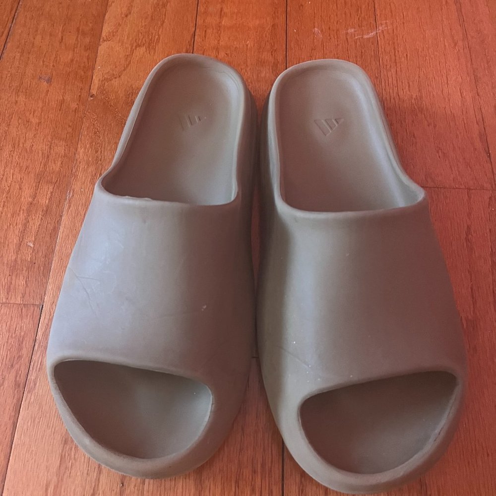 YEEZY SLIDE RESIN